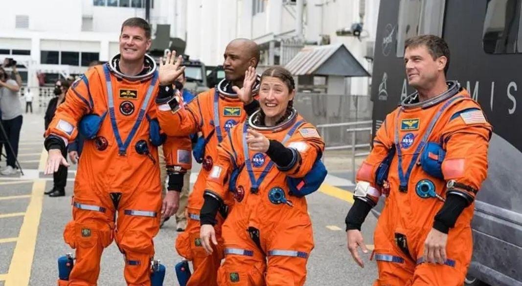 বাম থেকে নভোচারী জেরেমি হ্যানসেন, ভিক্টর জে. গ্লোভার, ক্রিস্টিনা কচ ও রিড ওয়াইজম্যান