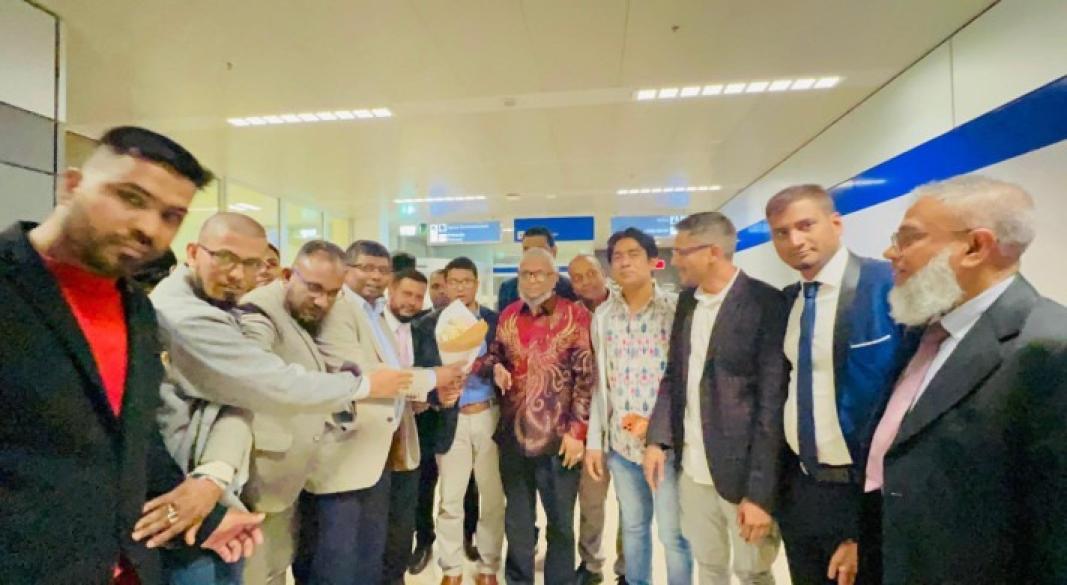 জেনেভায় প্রবাসীকল্যাণ ও বৈদেশিক কর্মসংস্থান মন্ত্রী আরিফুল হক চৌধুরীর কাছে ফুলের সংবর্ধনা তুলে দেন ফ্রান্স বিএনপির নেতারা।  ছবি: সংগৃহীত