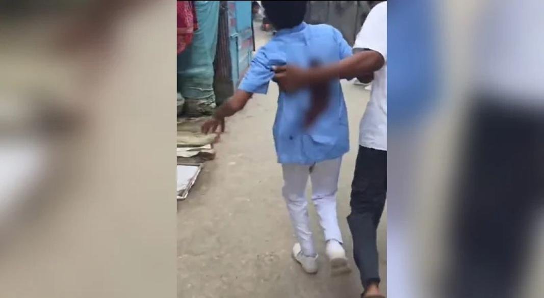 গুলিবিদ্ধ হয়ে আহত এক শিক্ষার্থীকে নিরাপদ স্থানে নিয়ে যাওয়া হচ্ছে | ছবি: সংগৃহীত