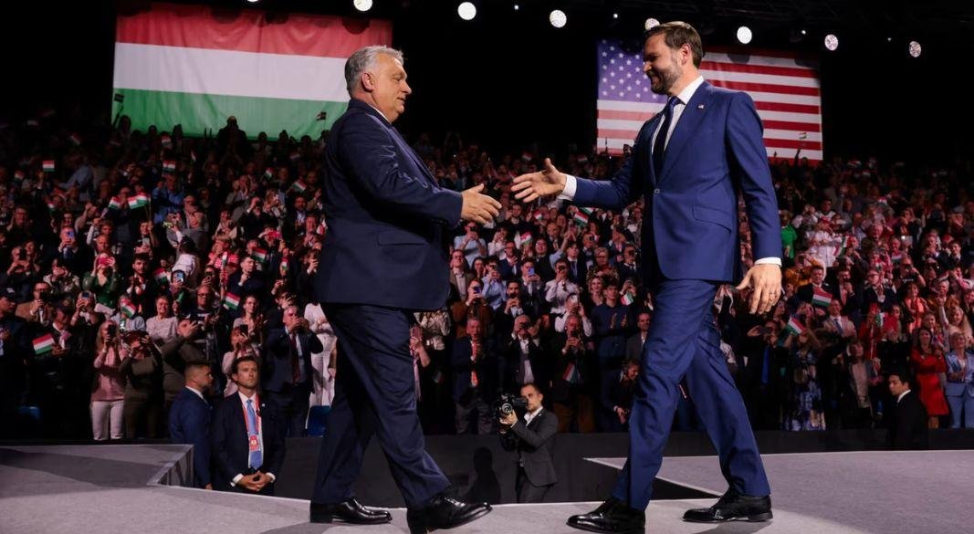 মঙ্গলবার বুদাপেস্টে ‘হাঙ্গেরীয়-মার্কিন মৈত্রী দিবস’-এর উদ্বোধনী অনুষ্ঠানে মার্কিন ভাইস প্রেসিডেন্ট জেডি ভ্যান্স এবং হাঙ্গেরির প্রধানমন্ত্রী ভিক্টর অরবান করমর্দন করছেন।