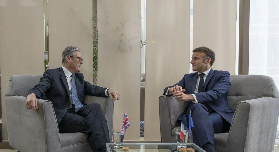 ফ্রান্সের প্রেসিডেন্ট ইমানুয়েল ম্যাক্রঁ এবং যুক্তরাজ্যের প্রধানমন্ত্রী কিয়ার স্টারমার