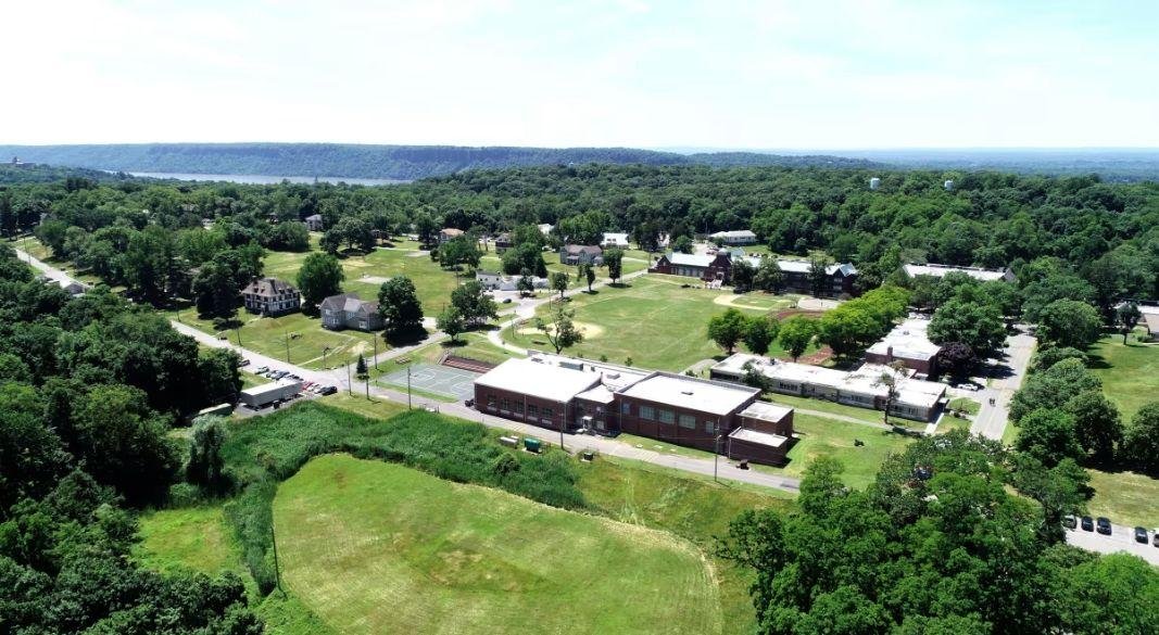 ড্রোন থেকে তোলা নিউইয়র্কের ডবস ফেরিতে অবস্থিত ‘দ্য চিলড্রেন’স ভিলেজ’