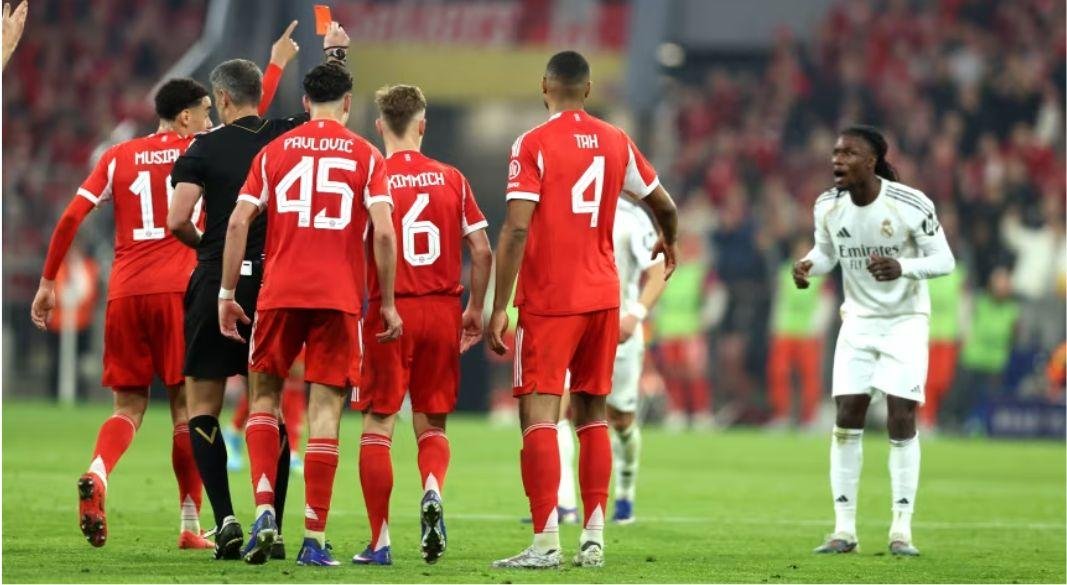 চ্যাম্পিয়ন্স লিগ ম্যাচের শেষ মুহূর্তে এডুয়ার্ডো কামাভিঙ্গা লাল কার্ড দেখলেন।