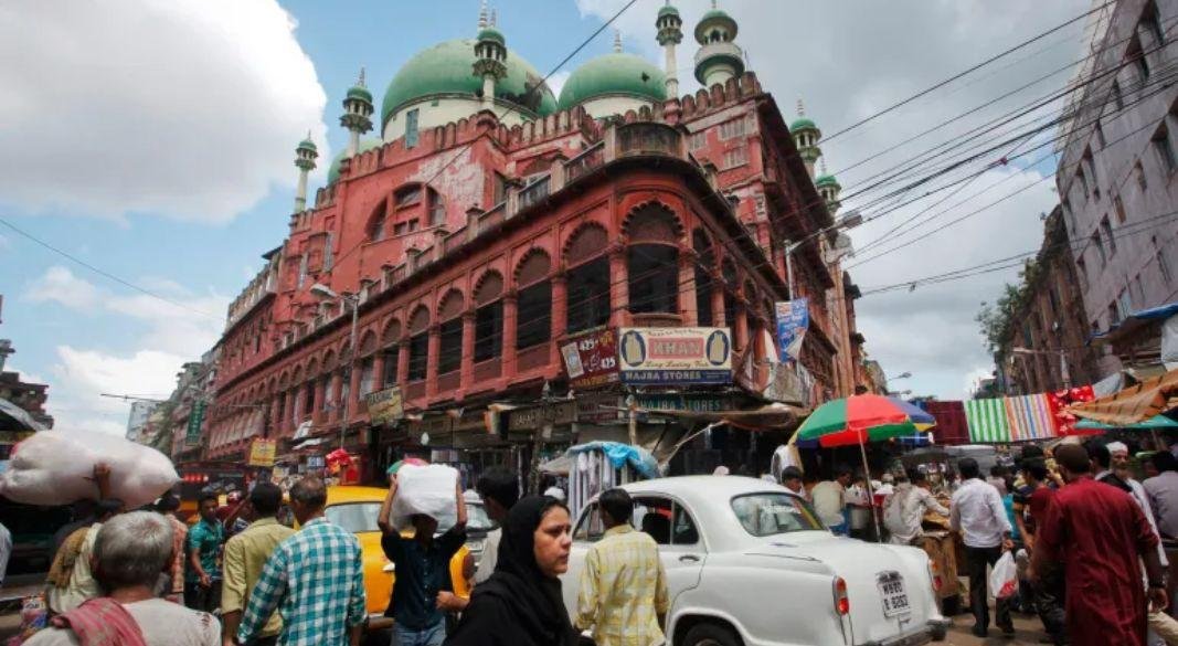 কলকাতার ঐতিহ্যের সাক্ষী হয়ে দাঁড়িয়ে থাকা নাখোদা মসজিদ—যার পাশ দিয়ে বয়ে চলেছে ব্যস্ত শহরের জীবন।