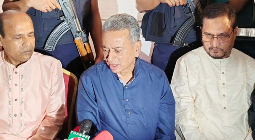 নিজ বাসভবনে সাংবাদিকদের সঙ্গে মতবিনিময়কালে কথা বলেছেন অর্থ ও পরিকল্পনা মন্ত্রী আমির খসরু মাহমুদ চৌধুরী।  ছবি: সংগৃহীত