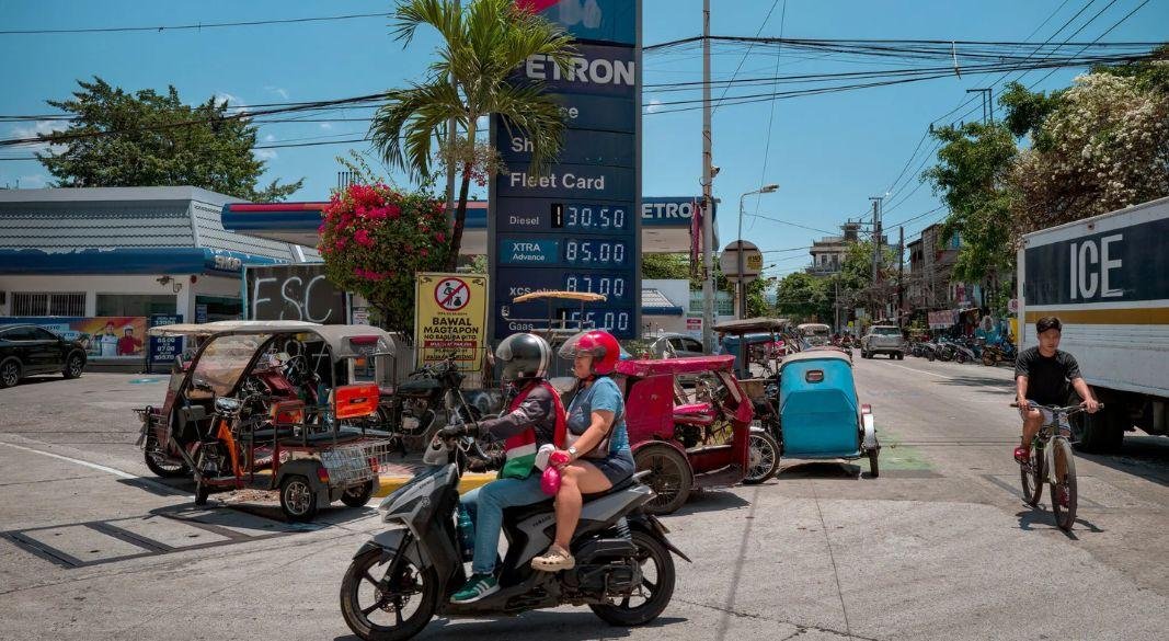 ম্যানিলার একটি গ্যাস স্টেশন। এশিয়ায় আমেরিকার প্রাচীনতম মিত্র ফিলিপাইনে তেলের ঘাটতি দেখা দেওয়ায় কর্মকর্তারা জাতীয় জরুরি অবস্থা ঘোষণা করতে বাধ্য হন।