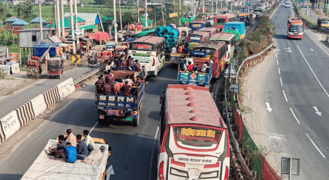 ২০ কিলোমিটার এলাকায় যানবাহনের ধীরগতি, ভোগান্তি বাড়ছে