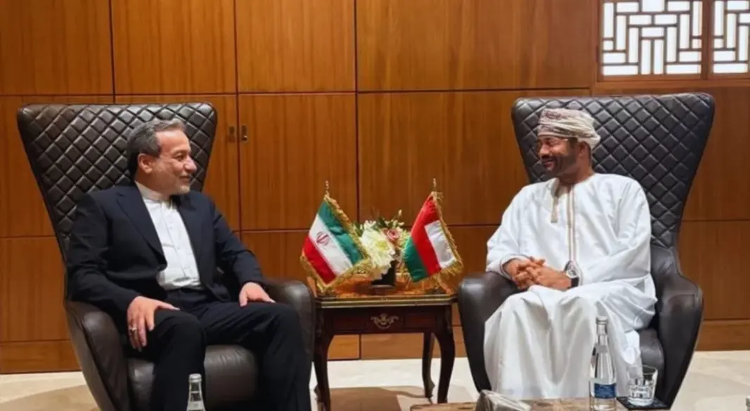 ইরানের পররাষ্ট্রমন্ত্রী আব্বাস আরাঘচি ও ওমানের পররাষ্ট্রমন্ত্রী সাইয়িদ বদর বিন হামাদ আল-বুসাইদি। ছবি: সংগৃহীত