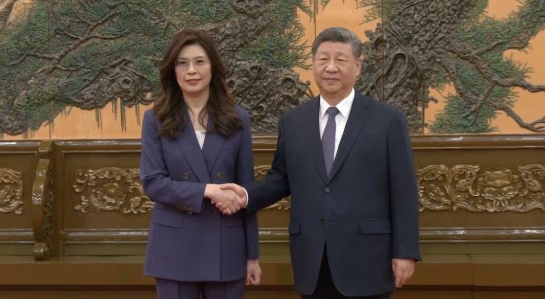 তাইওয়ানের প্রধান বিরোধী দল কুওমিনতাং-এর শীর্ষ নেতা ও সাবেক প্রেসিডেন্ট মা ইং-জেউ-এর সঙ্গে এক বিরল ও ঐতিহাসিক বৈঠকে মিলিত হয়েছেন চীনের প্রেসিডেন্ট সি জিনপিং | ছবি: সংগৃহীত