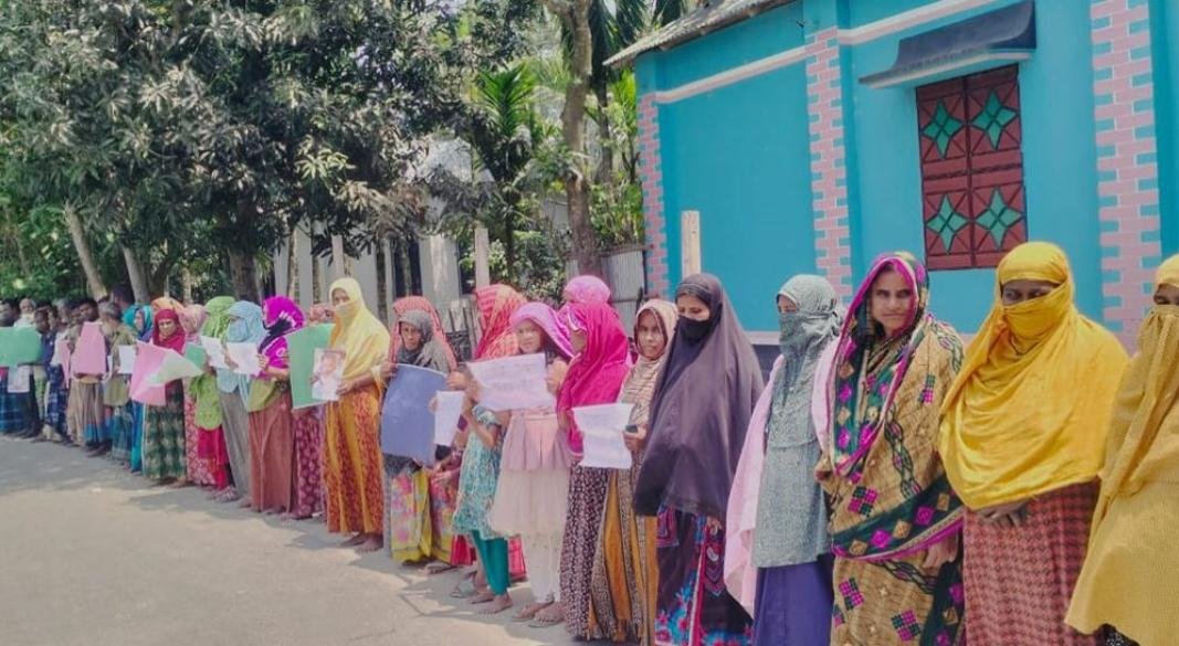 অভিযুক্ত বরের বাড়ির সামনে মানববন্ধন | ছবি: সংগৃহীত