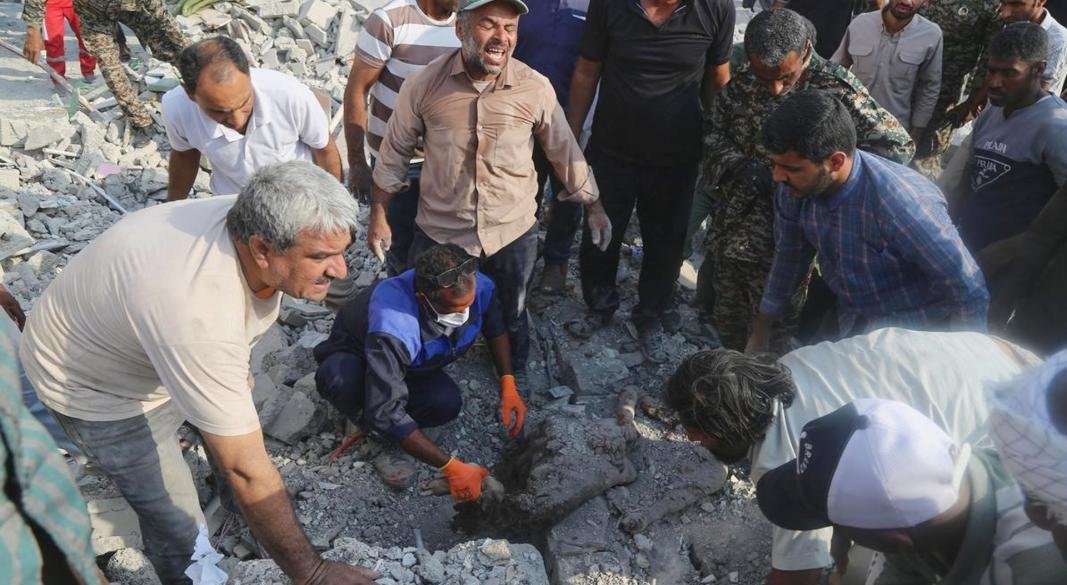 গত ২৮ ফেব্রুয়ারি ইরানে যৌথ সামরিক আগ্রাসনে মিনাবে ওই স্কুলে যুক্তরাষ্ট্রের ক্ষেপণাস্ত্র হামলায় অন্তত ১৭৫ জন নিহত হয়। ছবি: এপি