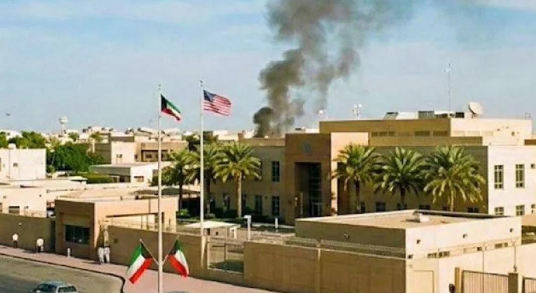 গত সোমবার (২ মার্চ) কুয়েতে অবস্থিত মার্কিন দূতাবাসে হামলা চালায় ইরান। ছবি: সংগৃহীত