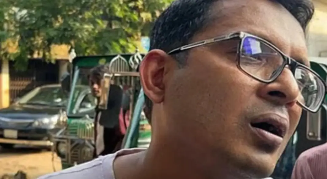 ছবি: কক্সবাজার সদর হাসপাতালে অগ্নিকাণ্ডের বিষয়ে কথা বলছেন আমিনুল ইসলাম