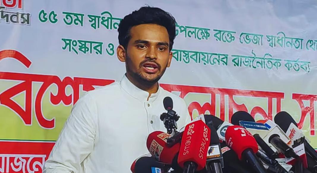 আলোচনা সভায় বক্তব্য দেন সাবেক অন্তর্বর্তী সরকারের উপদেষ্টা আসিফ মাহমুদ সজীব ভুঁইয়া। বৃহস্পতিবার বিকেলে রাজধানীর বাংলামোটরে জাতীয় নাগরিক পার্টির (এনসিপি) কেন্দ্রীয় কার্যালয়ে। ছবি: এনসিপির মিডিয়া উইংয়ের সৌজন্যে