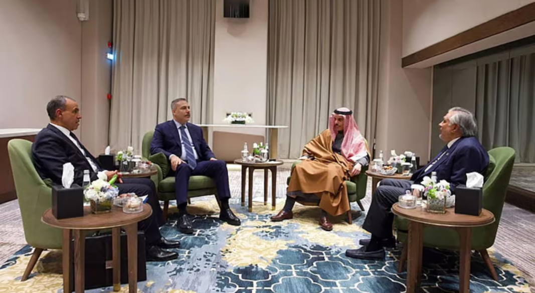 (বাঁ থেকে) মিসরের পররাষ্ট্রমন্ত্রী বদর আবদেলাত্তি, তুরস্কের পররাষ্ট্রমন্ত্রী হাকান ফিদান, সৌদি আরবের পররাষ্ট্রমন্ত্রী ফয়সাল বিন ফারহান ও পাকিস্তানের পররাষ্ট্রমন্ত্রী ইসহাক দার। রিয়াদ, সৌদি আরব; ১৯ মার্চ ২০২৬। ছবি: সৌদি আরবের পররাষ্ট্র মন্ত্রণালের এক্