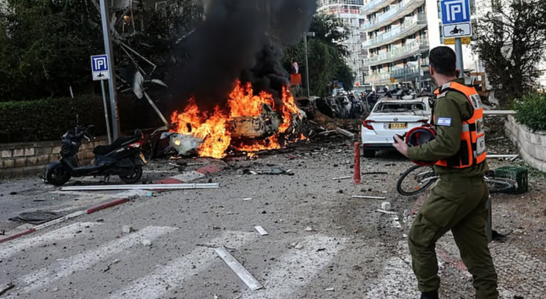 ইসরায়েলের তেল আবিবে ইরানের ক্ষেপণাস্ত্র হামলার পর ধ্বংসাবশেষের পাশ দিয়ে হেঁটে যাচ্ছেন এক উদ্ধারকর্মী। ২৪ মার্চ ২০২৬। ছবি: রয়টার্স