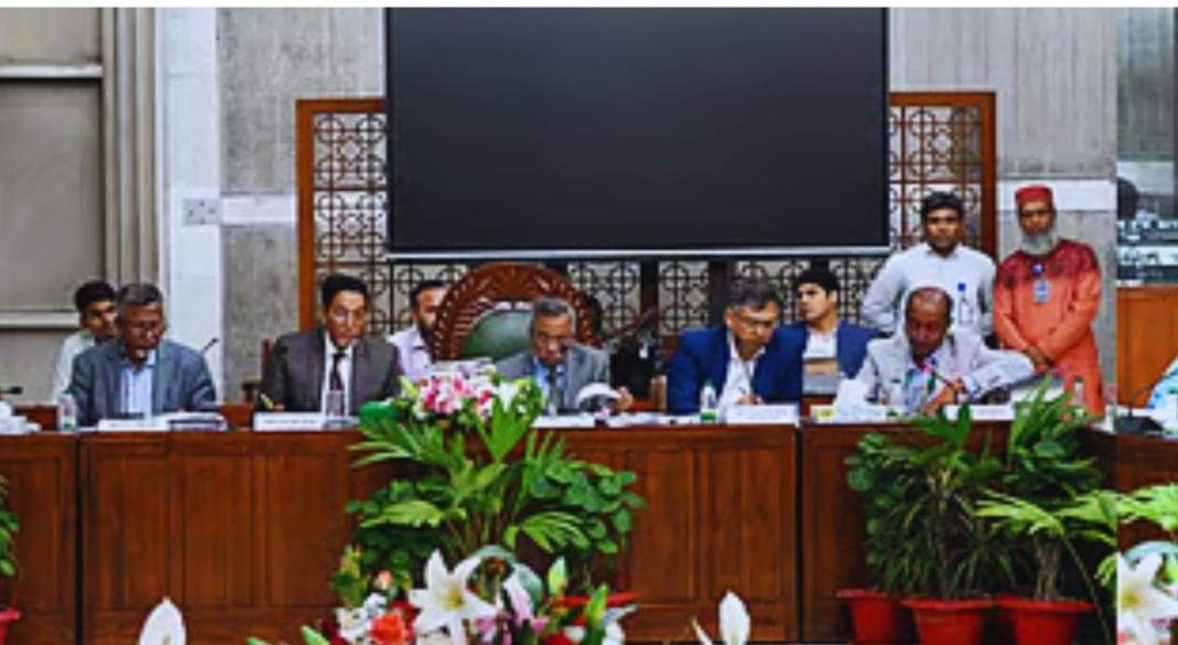 জাতীয় সংসদের বিশেষ কমিটি রোববার রাতে সংসদ ভবনের ক্যাবিনেট কক্ষে তৃতীয় দিনের মতো বৈঠক করে। ছবি: জাতীয় সংসদ