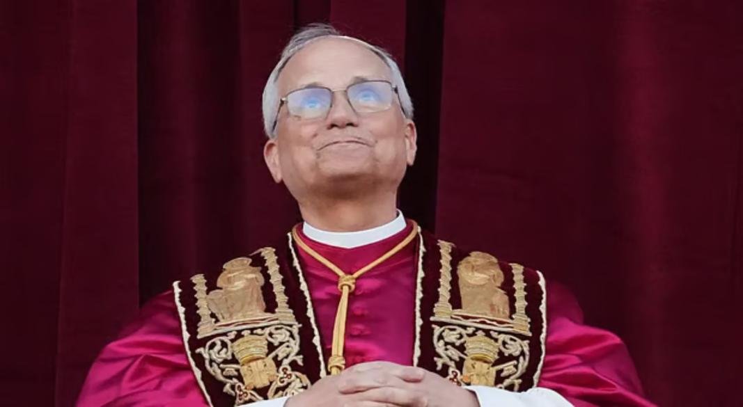 সেন্ট পিটার্স ব্যাসিলিকার ব্যালকনিতে নতুন নির্বাচিত পোপ চতুর্দশ লিও। ভ্যাটিকান, ৮ মে ২০২৫। ছবি: এপি