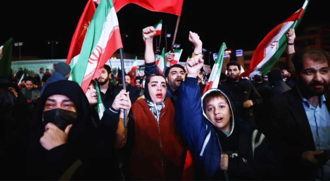 ইরানের বিরুদ্ধে যুক্তরাষ্ট্রের যুদ্ধে দুই সপ্তাহের যুদ্ধবিরতি ঘোষণার পর তেহরানে সমবেত হয়ে মানুষ পতাকা নাড়াচ্ছে, ৮ এপ্রিল, ২০২৬ [মাজিদ আসগারিপুর/ওয়ানা, রয়টার্সের মাধ্যমে]