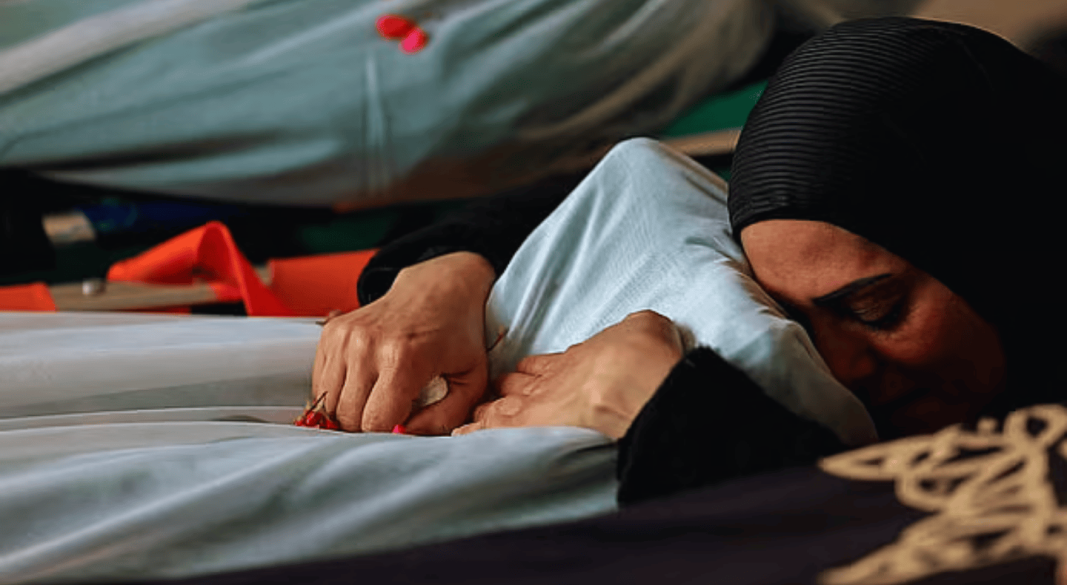 গত বুধবার লেবাননের নাবাতিয়েহ শহরে ইসরায়েলি হামলায় নিহত চিকিৎসাকর্মীর মরদেহের পাশে শোক প্রকাশ করছেন তাঁর মা।