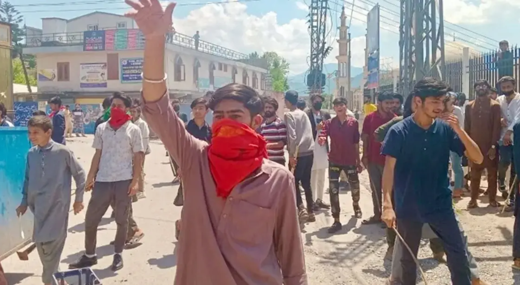 আজাদ কাশ্মিরে বিক্ষোভ দমনে খাদ্য-জ্বালানি সরবরাহ বন্ধ, সংকটে সাধারণ মানুষ