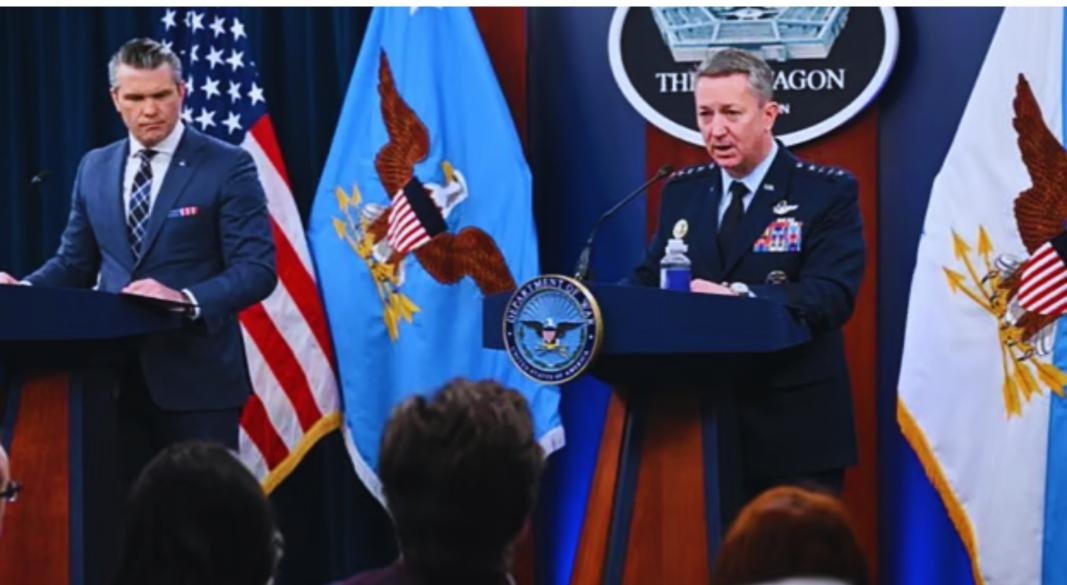 পেন্টাগনের সংবাদ সম্মেলনে যুক্তরাষ্ট্রের প্রতিরক্ষামন্ত্রী পিট হেগসেথ (বাঁয়ে) ও জেনারেল ড্যান কেইনি। ১৯ মার্চ ২০২৬। ছবি: এএফপি