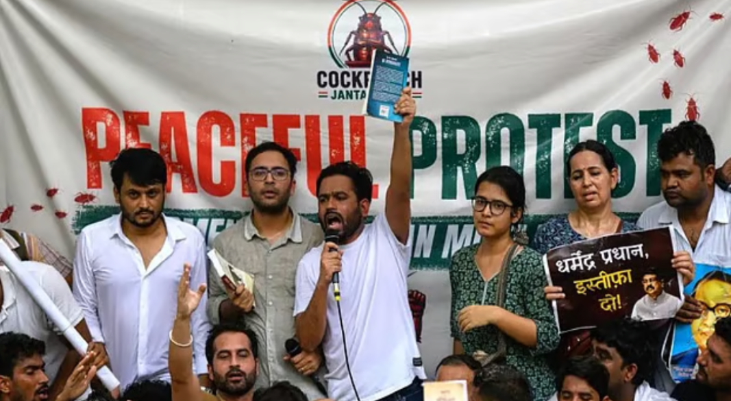 যন্তর মন্তরে স্লোগান দিচ্ছেন ককরোচ জনতা পার্টির প্রতিষ্ঠাতা অভিজিৎ দীপকে । ছবি: এএফপি
