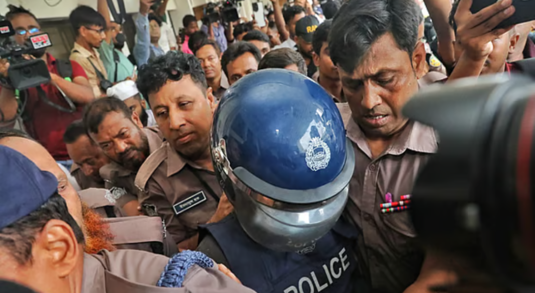 পল্লবীতে শিশু ধর্ষণ ও হত্যা মামলার রায় ঘোষণার দিন আদালতে আনা হয় দণ্ডপ্রাপ্ত দুই আসামিকে । ছবি: সংগৃহীত