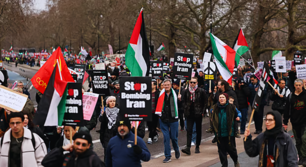 যুক্তরাজ্যের লন্ডনে স্টপ দ্য ওয়ার কোয়ালিশনের আয়োজনে পদযাত্রা। ইরানে হামলা বন্ধের দাবিতে প্ল্যাকার্ড এবং ইরান ও ফিলিস্তিনের পতাকা হাতে যুদ্ধবিরোধী বিক্ষোভকারীরা । ছবি: রয়টার্স