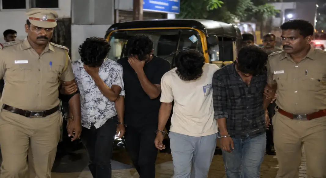 ভারতের চেন্নাইয়ে ২১ বছর বয়সী তরুণকে অপহরণ করে মোবাইল অ্যাপের মাধ্যমে ঋণ নিতে বাধ্য করার অভিযোগে চারজনকে গ্রেপ্তার করেছে পুলিশ। ছবি: সংগৃহীত