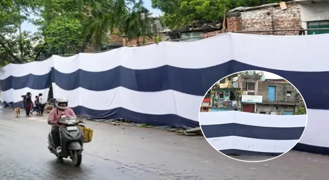দিল্লিতে ব্রিকস সম্মেলনকে সামনে রেখে বস্তি এলাকা আড়াল করতে রাস্তা জুড়ে দেওয়া হয়েছে কাপড়ের পর্দা। ছবি: সংগৃহীত