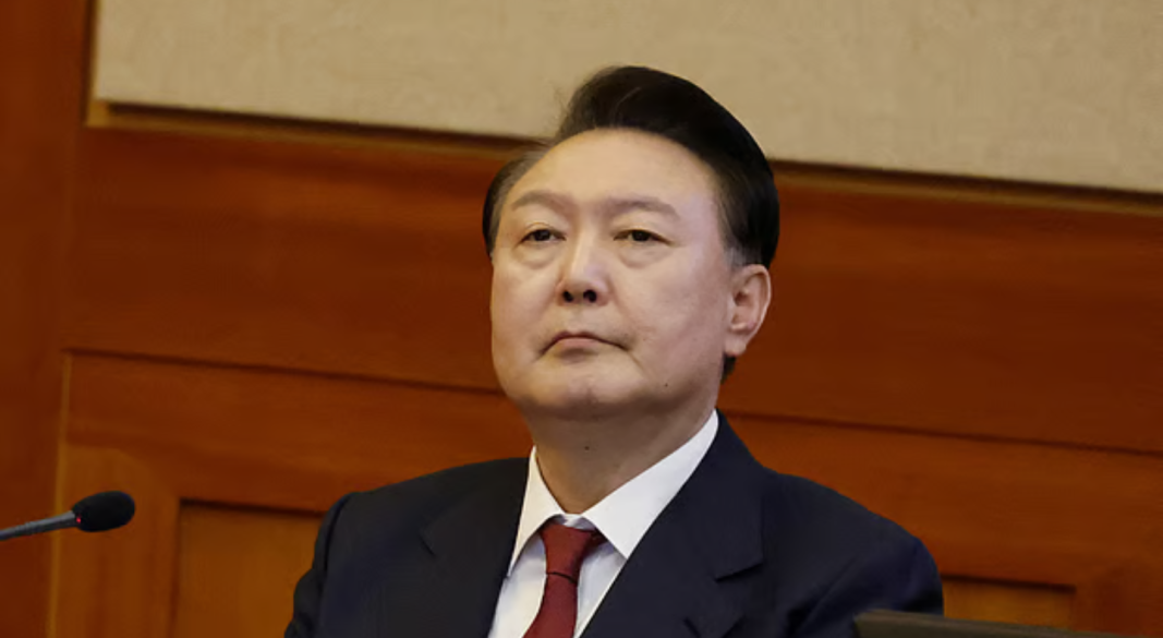 দক্ষিণ কোরিয়ার সাবেক প্রেসিডেন্ট ইউন সুক-ইওল। সিউলে সাংবিধানিক আদালতে, ২৩ জানুয়ারি ২০২৫। ফাইল ছবি : রয়টার্স