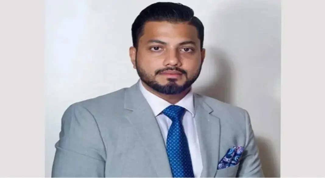 দুপুর ২টায় জাতীয় প্রেসক্লাবে পদত্যাগের চূড়ান্ত ঘোষণা দেওয়ার কথা জানিয়েছেন প্রতিমন্ত্রী ইশরাক হোসেন। গ্রাফিক্স: আমেরিকা বাংলা