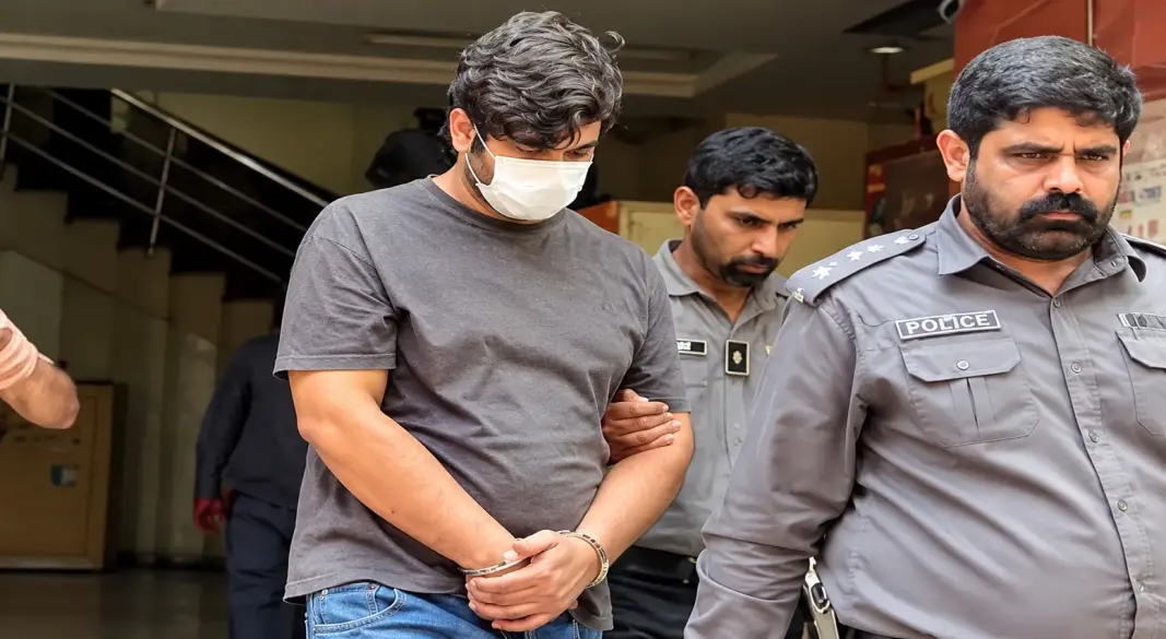 মার্কিন ডাক বিভাগে জাল শিপিং লেবেল জালিয়াতির অভিযোগে অভিযুক্ত ফাহিম আকরামকে গ্রেপ্তার করেছে পাকিস্তানের সাইবার ক্রাইম সংস্থা। ছবি: সংগৃহীত
