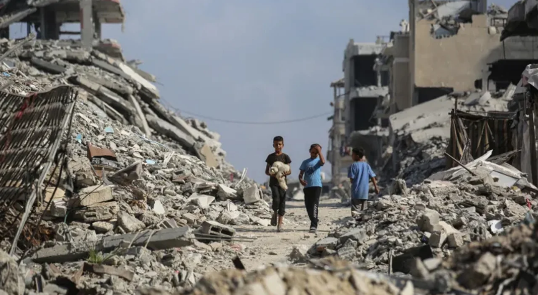 গাজা সিটির শাতি শরণার্থী শিবিরের ধ্বংসস্তূপে কয়েকটি শিশু। ছবি: এএফপি