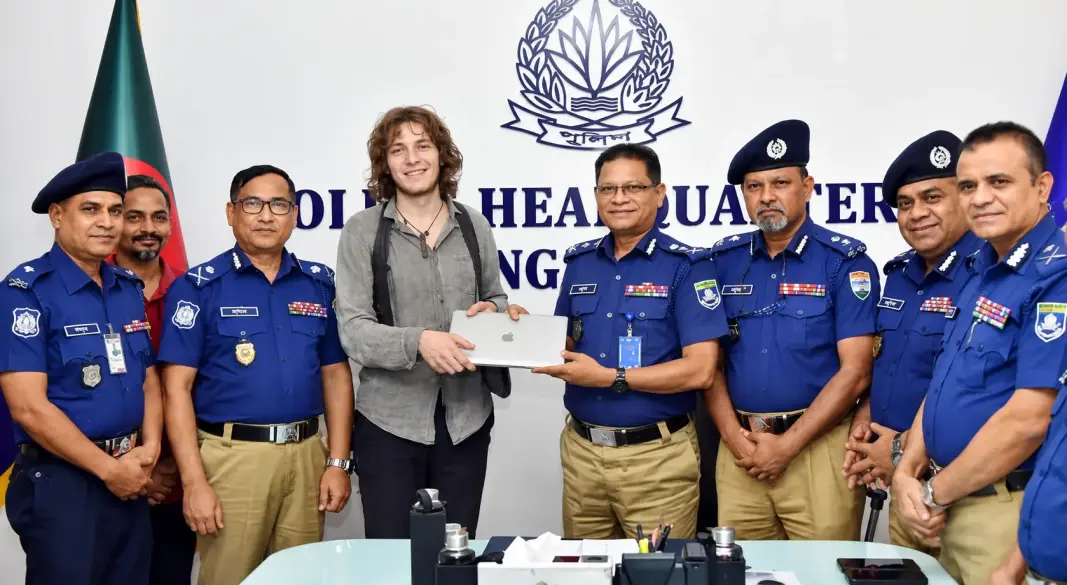হারানো ম্যাকবুক ফিরে পেলেন জার্মান পর্যটক