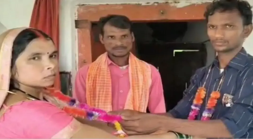 গ্রামবাসীর উপস্থিতিতে সম্পন্ন হওয়া বিয়ের আনুষ্ঠানিকতা। ছবি: সংগৃহীত