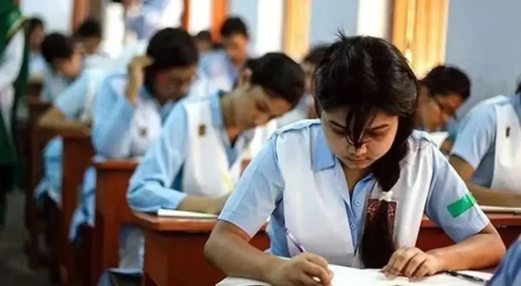 এইচএসসিতে পাসের হার কমে ৫২ শতাংশ