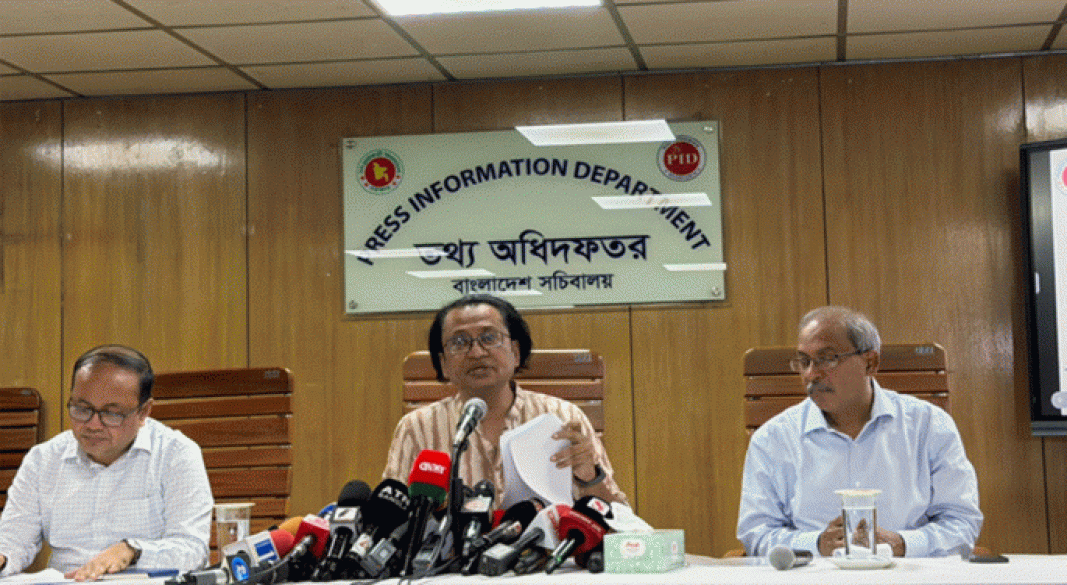 প্রধানমন্ত্রীর তথ্য ও সম্প্রচার উপদেষ্টা ডা. জাহেদ উর রহমান আজ (মঙ্গলবার) সকালে সচিবালয়ে তথ্য অধিদপ্তরের (পিআইডি) সম্মেলন কক্ষে সাংবাদিকদের মতবিনিময় করেন। ছবি : পিআইডি