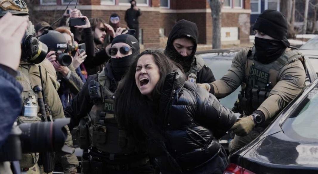 ফেডারেল এজেন্ট একজন নারীকে আটক করার চিত্র