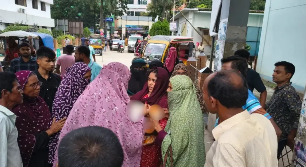 যশোর ২৫০ শয্যা জেনারেল হাসপাতালে নবজাতকের মৃত্যুকে কেন্দ্র করে স্বজনদের ক্ষোভ। ছবি: সংগৃহীত