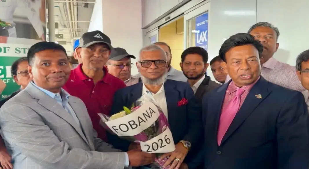 লস অ্যাঞ্জেলেস আন্তর্জাতিক বিমানবন্দরে পৌঁছালে মন্ত্রী আরিফুল হক চৌধুরীকে ফুল দিয়ে স্বাগত জানান ফোবানা আয়োজকেরা। ছবি: সংগৃহীত