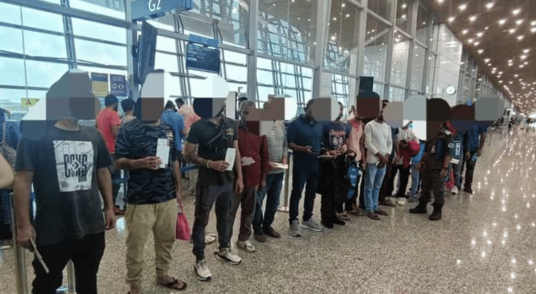 ২৮ বাংলাদেশিসহ ১৭৫ অভিবাসীকে নিজ দেশে ফেরত পাঠিয়েছে মালয়েশিয়া।