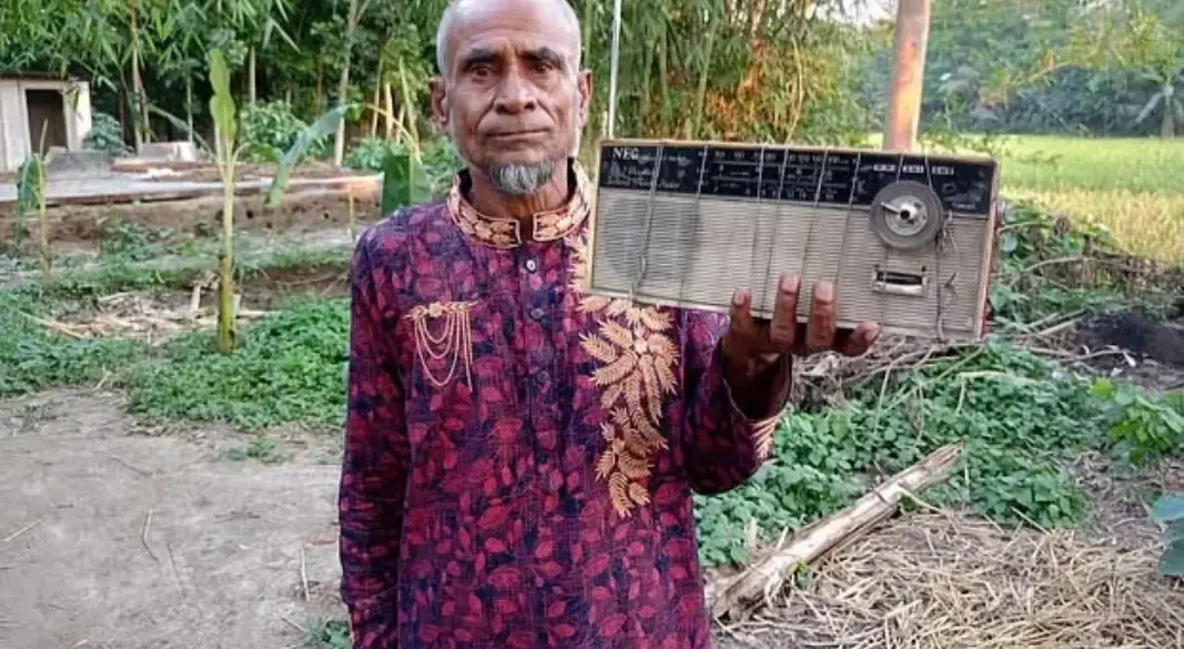 একটি রেডিও কিনতে ৫ বিঘা জমি বিক্রি করেন! ব্যাটারি কিনতে খরচ হয় দেলোয়ার হোসেনের আরও ১ বিঘা