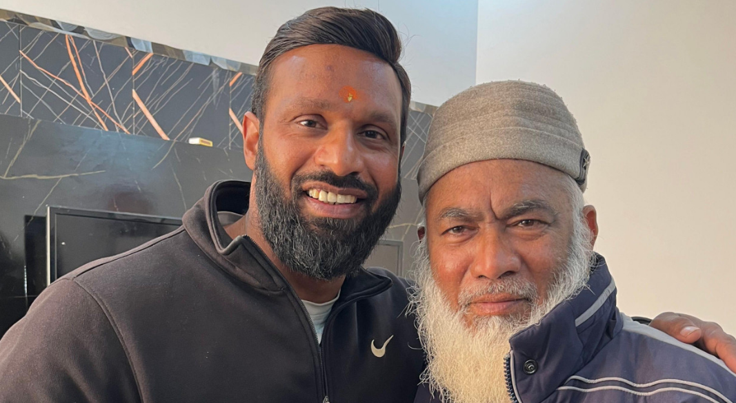 ওয়াকিল আহমেদের সঙ্গে দীপক কুমার। ছবি: বিবিসি