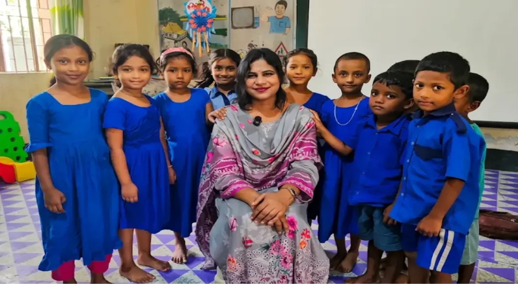 ইঞ্জিনিয়ারিং ও ব্যাংকিং ক্যারিয়ার ছেড়ে প্রাথমিক বিদ্যালয়ের শিক্ষকতাকে বেছে নিয়েছেন নায়লা শারাফ। ছবি: সংগৃহীত