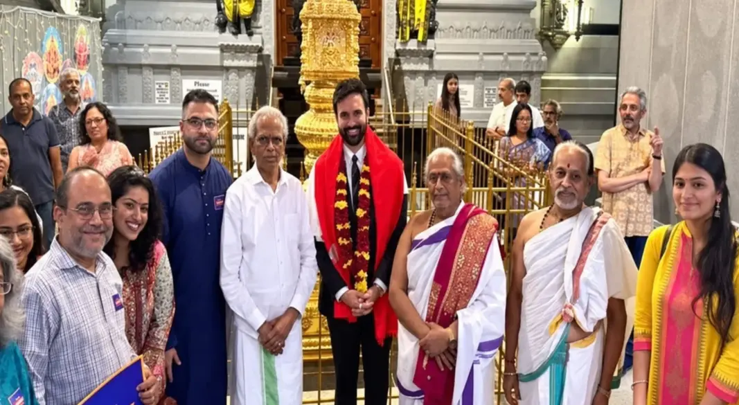 হিন্দু সম্প্রদায়ের ধর্মীয় ও সাংস্কৃতিক উৎসব নবরাত্রি উদ্‌যাপনে গরবা নৃত্যে অংশ নিয়ে আলোচনায় এসেছেন