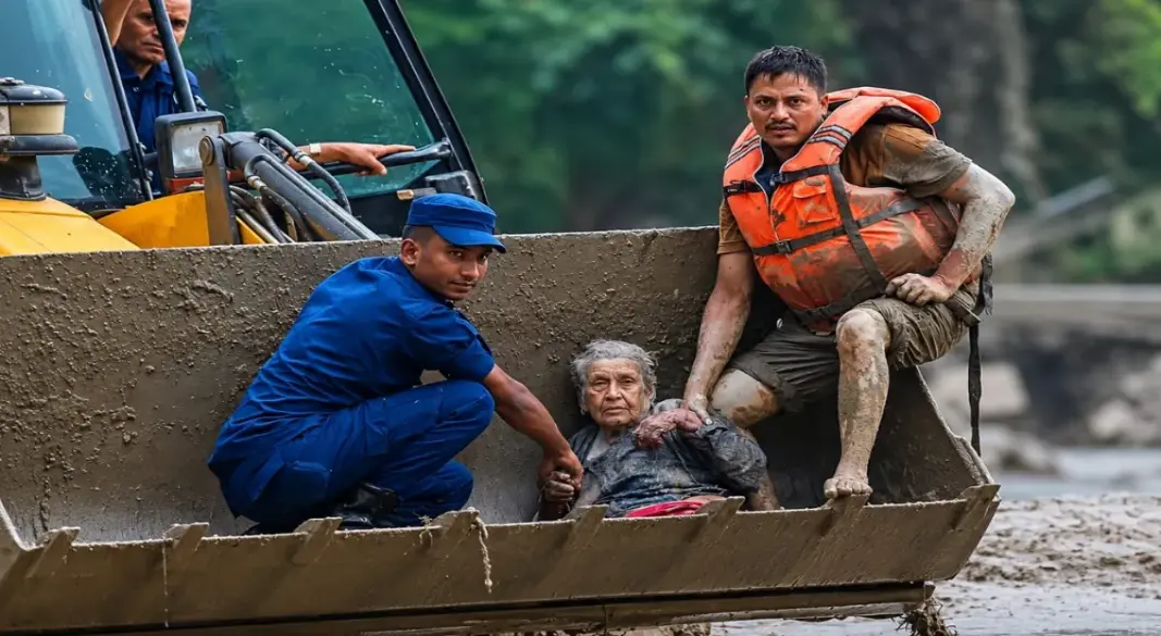 নেপালে ভয়াবহ বন্যার ২৪ ঘণ্টা পর কাদার নিচ থেকে জীবিত উদ্ধার ৯৪ বছরের বৃদ্ধা