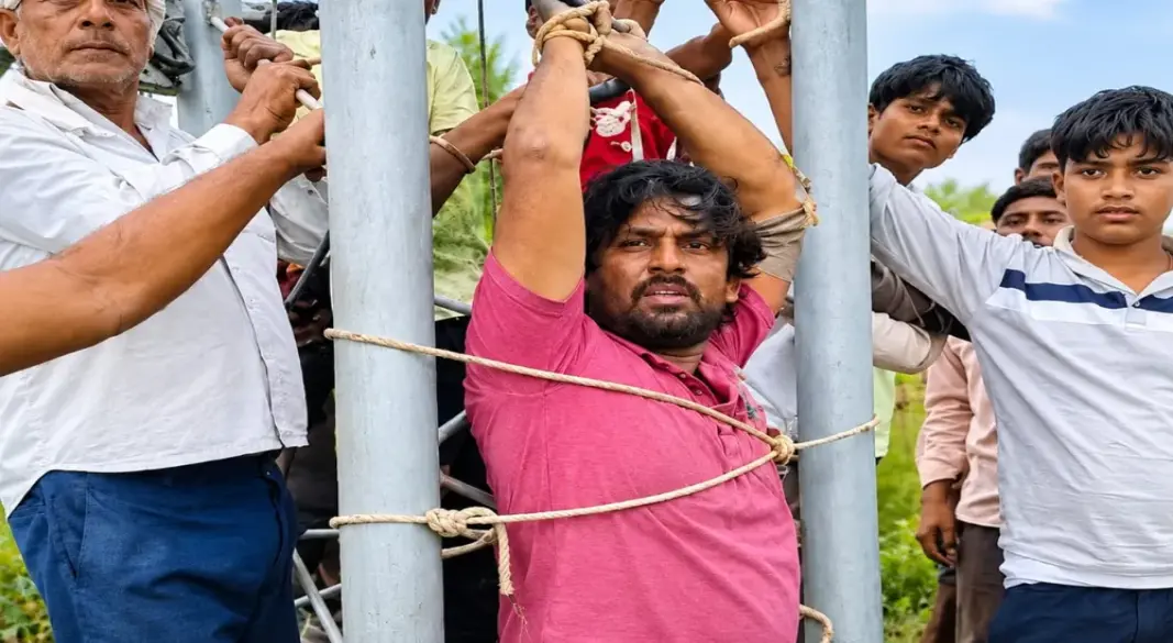 নেটওয়ার্ক ঠিকমতো না পাওয়ায় টেকনিশিয়ানকে টাওয়ারে বেঁধে রাখল গ্রামবাসী