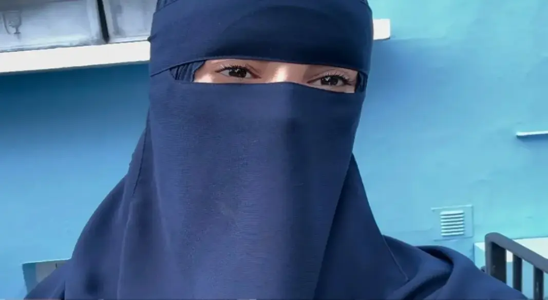 নিকাব পরায় বাসে হত্যার হুমকি